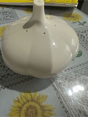Tupperware Cream Garlic Keeper